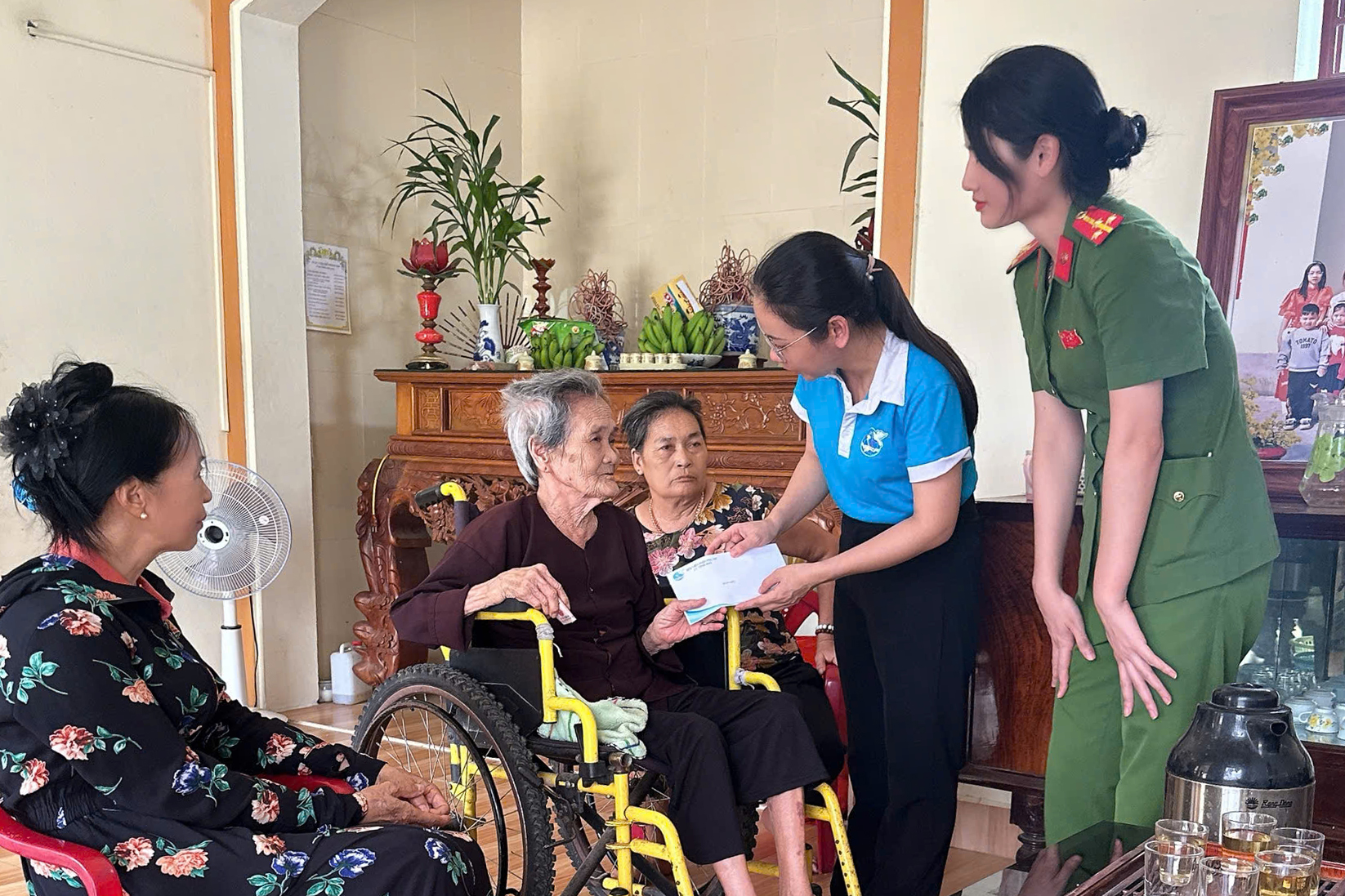 Phụ nữ Công an xã Vĩnh Hoà tổ chức tặng quà cho các hoàn cảnh khó khăn trên địa bàn